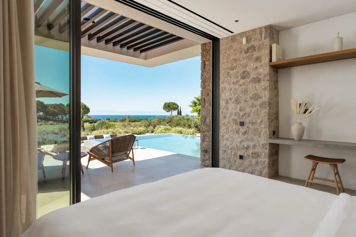 Bedroom opening towards the pool and the sea